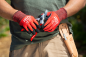 Preview: FELCO 4 | Einhand Baum-, Reb-, Gartenschere | Leistung | Basismodell | in der Hand mit Handschuhen